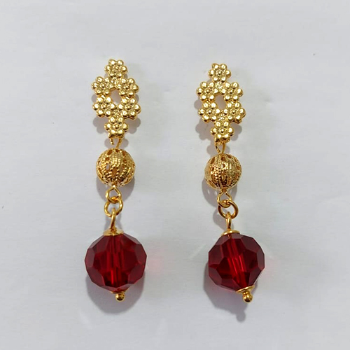 BRINCO FOLHEADO A OURO - BANHADO COM 5 MILÉSIMOS + VERNIZ DIAMOND - BRINCO DE PINO BASE FLOR COM ESFERA  E PEDRAS SINTÉTICAS VERMELHA 12MM - OURO1383