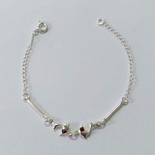 PULSEIRA FOLHEADA A PRATA COM 50 MILÉSIMOS + VERNIZ DIAMOND - PULSEIRA COM GOLFINHOS COM ZIRCÔNIAS VERMELHAS - TAMANHO: 17CM - PRA1020