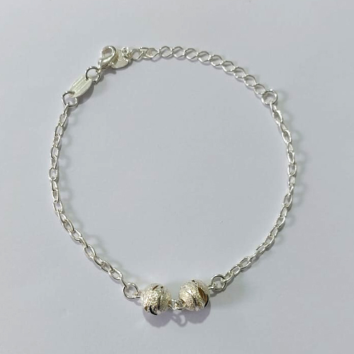 PULSEIRA FOLHEADA A PRATA COM 50 MILÉSIMOS + VERNIZ DIAMOND - PULSEIRA COM ESFERAS - TAMANHO: 16CM + EXTENSOR - PRA1026