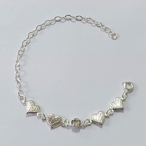 PULSEIRA FOLHEADA A PRATA COM 50 MILÉSIMOS + VERNIZ DIAMOND - PULSEIRA COM CORAÇÕES E PEDRA EM ZIRCÔNIA - TAMANHO: 18CM - PRA1027