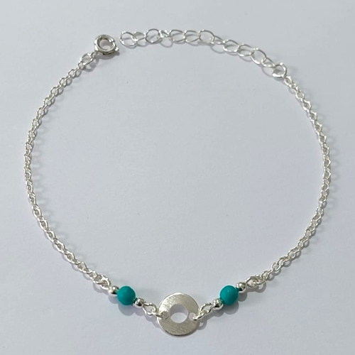 PULSEIRA FOLHEADA A PRATA COM 50 MILÉSIMOS + VERNIZ DIAMOND - PULSEIRA COM MIÇANGAS E CÍRCULO VAZADO - TAMANHO: 19CM + EXTENSOR - PRA1029