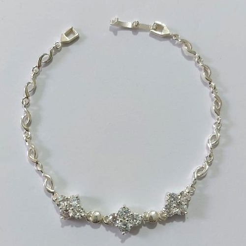 PULSEIRA FOLHEADA A PRATA COM 50 MILÉSIMOS + VERNIZ DIAMOND - PULSEIRA EM ZIRCÔNIAS E TREVOS CRAVEJADO EM ZIRCÔNIAS - TAMANHO: 18CM - PRA1032