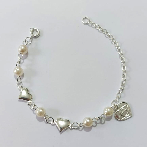 PULSEIRA FOLHEADA A PRATA COM 50 MILÉSIMOS + VERNIZ DIAMOND - PULSEIRA COM PÉROLAS E CORAÇÕES- TAMANHO: 18CM - PRA1037