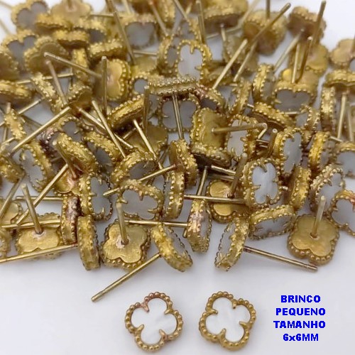BRINCO NO BRUTO PRONTO PARA O BANHO (pote)  BRINCO DE PINO COM PINGENTE TIPO VAN CLEEF 6X6MM - COMPOSIÇÃO: LATÃO / RESINA - PESO 0,06GR - BRU25757