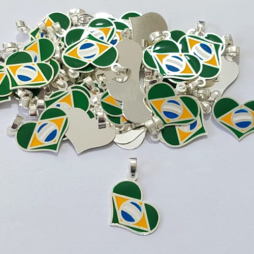 PINGENTE FOLHEADO A PRATA COM 50 MILÉSIMOS + VERNIZ DIAMOND - PINGENTE CORAÇÃO BANDEIRA DO BRASIL 15X20MM - PRA1041