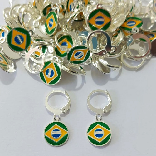 BRINCO FOLHEADO A PRATA COM 50 MILÉSIMOS + VERNIZ DIAMOND - BRINCO ARGOLINHA DE PRESSÃO REDONDO BANDEIRA DO BRASIL 10MM - PRA1042