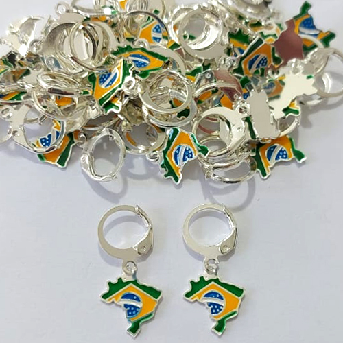 BRINCO FOLHEADO A PRATA COM 50 MILÉSIMOS + VERNIZ DIAMOND - BRINCO ARGOLINHA DE PRESSÃO MAPA COM BANDEIRA DO BRASIL 11MM - PRA1043