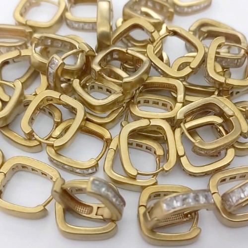BRINCO NO BRUTO PRONTO PARA O BANHO(CX185)- BRINCO ARGOLINHA DE PRESSÃO(TRANQUETA)- TAMANHO 12MM COM UMA FILEIRA DE ZIRCONIA / PESO TOTAL 2.2GR - BRU25785