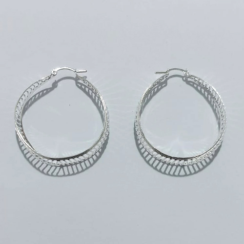 BRINCO FOLHEADO A PRATA COM 50 MILÉSIMOS + VERNIZ DIAMOND - BRINCO ARGOLA DETALHES VAZADOS 10X40MM - PRA1044