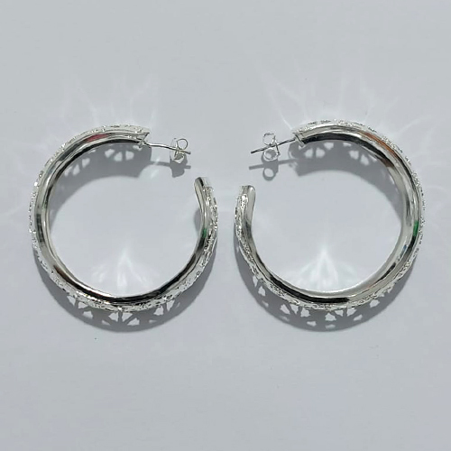 BRINCO FOLHEADO A PRATA COM 50 MILÉSIMOS + VERNIZ DIAMOND - BRINCO ARGOLA DETALHES VAZADOS 10X40MM - PRA1045