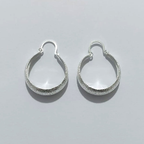 BRINCO FOLHEADO A PRATA COM 50 MILÉSIMOS + VERNIZ DIAMOND - BRINCO ARGOLA 7X20MM - PRA1048