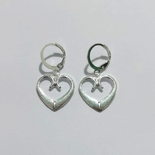 BRINCO FOLHEADO A PRATA COM 50 MILÉSIMOS + VERNIZ DIAMOND - BRINCO ARGOLINHA DE PRESSÃO COM CORAÇÃO VAZADO 18MM - PRA1050