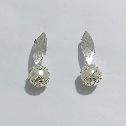 BRINCO FOLHEADO A PRATA COM 50 MILÉSIMOS + VERNIZ DIAMOND - BRINCO DE PINO BASE FOLHA E PÉROLA 10MM - PRA1051
