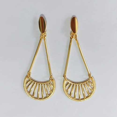 BRINCO FOLHEADO A OURO - BANHADO COM 5 MILÉSIMOS + VERNIZ DIAMOND - BRINCO DE PINO BASE OVAL COM LEQUE E DETALHES VAZADOS 50MM - OURO1402
