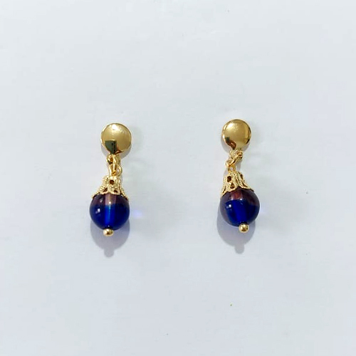 BRINCO FOLHEADO A OURO - BANHADO COM 5 MILÉSIMOS + VERNIZ DIAMOND - BRINCO DE PINO BASE REDONDA COM PEDRA NATURAL AZUL 8MM - OURO1403