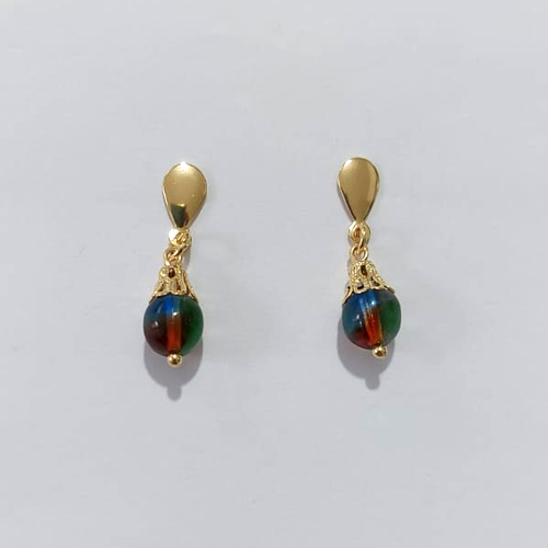 BRINCO FOLHEADO A OURO - BANHADO COM 5 MILÉSIMOS + VERNIZ DIAMOND - BRINCO DE PINO BASE GOTA E PEDRA NATURAL 8MM - OURO1408