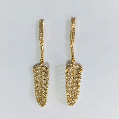 BRINCO FOLHEADO A OURO - BANHADO COM 5 MILÉSIMOS + VERNIZ DIAMOND - BRINCO DE PINO BASE E FOLHA TODA CRAVEJADA EM MICROS ZIRCÔNIAS 47MM - OURO1409