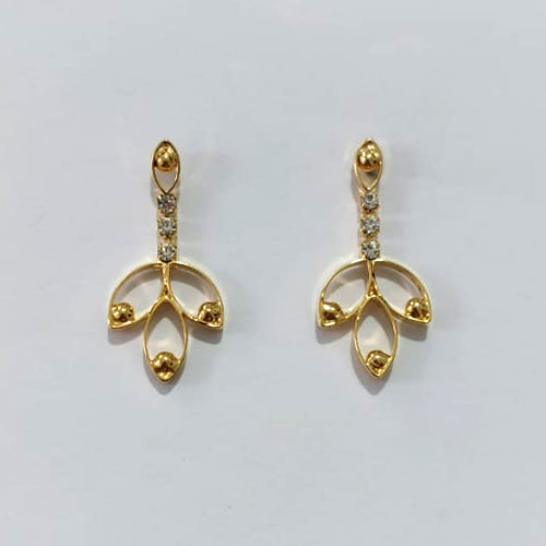 BRINCO FOLHEADO A OURO - BANHADO COM 5 MILÉSIMOS + VERNIZ DIAMOND - BRINCO DE PINO BASE E FOLHA CRAVEJADA EM MICROS ZIRCÔNIAS 28MM - OURO1410