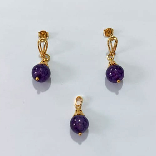 CONJUNTO FOLHEADO A OURO - BANHADO COM 5 MILÉSIMOS + VERNIZ DIAMOND - CONJUNTO SEM CORRENTE VENEZIANA 45CM E BRINCOS E PINGENTE PÉROLA ROXA 10MM - OURO1412