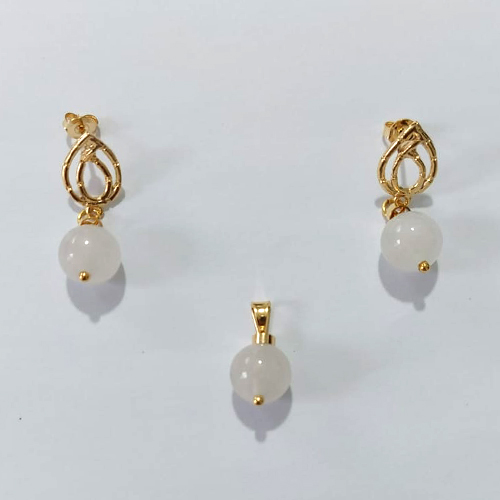 CONJUNTO FOLHEADO A OURO - BANHADO COM 5 MILÉSIMOS + VERNIZ DIAMOND - CONJUNTO (SEM CORRENTE) E BRINCOS E PINGENTE PÉROLA LEITOSA 10MM - OURO1414