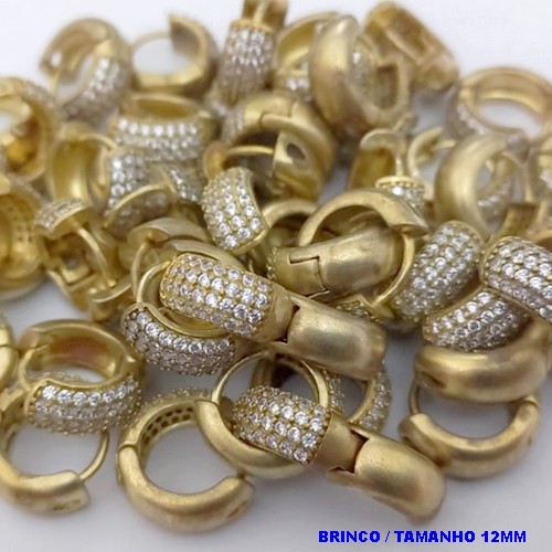 BRINCO NO BRUTO PRONTO PARA O BANHO(CX185)- BRINCO ARGOLINHA DE PRESSÃO(TRANQUETA)CRAVEJADA COM QUATRO FILEIRA DE MICRO ZIRCONIA - TAMANHO 12MM / PESO TOTAL 3GR - BRU25807