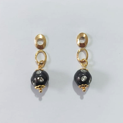 BRINCO FOLHEADO A OURO - BANHADO COM 5 MILÉSIMOS + VERNIZ DIAMOND - BRINCO DE PINO BASE VAZADA E ESFERA COM STRASS 10MM - OURO1420