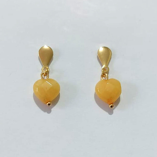 BRINCO FOLHEADO A OURO - BANHADO COM 5 MILÉSIMOS + VERNIZ DIAMOND - BRINCO DE PINO BASE OVAL E PEDRA NATURAL CORAÇÃO 10MM - OURO1421