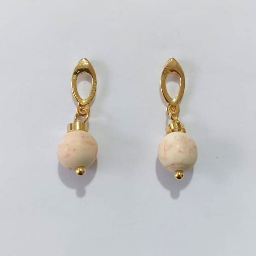 BRINCO FOLHEADO A OURO - BANHADO COM 5 MILÉSIMOS + VERNIZ DIAMOND - BRINCO DE PINO BASE VAZADA E PEDRA NATURAL 10MM - OURO1423