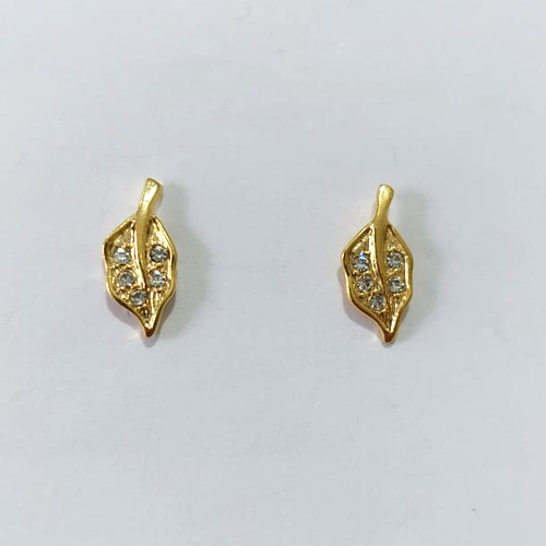 BRINCO FOLHEADO A OURO - BANHADO COM 5 MILÉSIMOS + VERNIZ DIAMOND - BRINCO DE PINO BASE FOLHA COM ZIRCÔNIAS 13MM - OURO1430