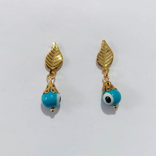 BRINCO FOLHEADO A OURO - BANHADO COM 5 MILÉSIMOS + VERNIZ DIAMOND - BRINCO DE PINO BASE FOLHA E OLHO GREGO AZUL CLARO 8MM - OURO1431