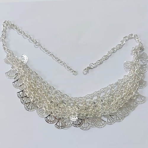 GARGANTILHA FOLHEADA A PRATA COM 50 MILÉSIMOS + VERNIZ DIAMOND - GARGANTILHA COM LEQUES 45CM + EXTENSOR - PRA1062