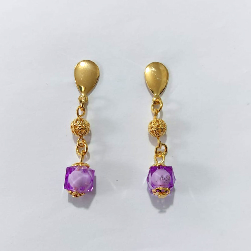 BRINCO FOLHEADO A OURO - BANHADO COM 5 MILÉSIMOS + VERNIZ DIAMOND - BRINCO DE PINO BASE OVAL E ESFERA E PEDRA ACRÍLICA ROXA 9MM - OURO1436