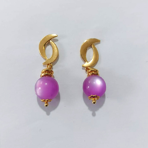 BRINCO FOLHEADO A OURO - BANHADO COM 5 MILÉSIMOS + VERNIZ DIAMOND - BRINCO DE PINO BASE VAZADA E ESFERA ACRÍLICA ROXA 12MM - OURO1437