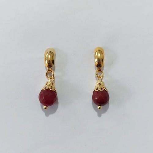 BRINCO FOLHEADO A OURO - BANHADO COM 5 MILÉSIMOS + VERNIZ DIAMOND - BRINCO DE PINO BASE CURVA E PEDRA NATURAL 8MM - OURO1438