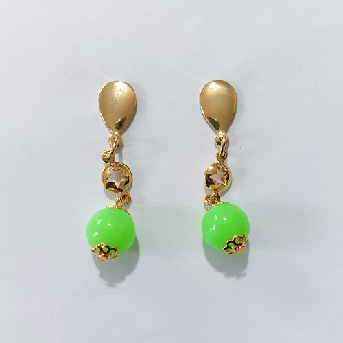 BRINCO FOLHEADO A OURO - BANHADO COM 5 MILÉSIMOS + VERNIZ DIAMOND - BRINCO DE PINO BASE GOTA E PEDRA ACRÍLICA VERDE 10MM - OURO1439