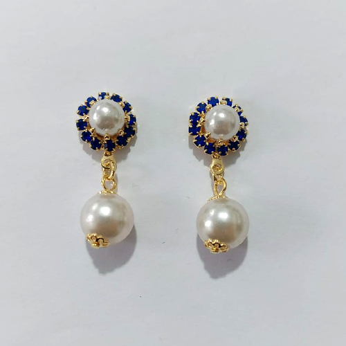 BRINCO FOLHEADO A OURO - BANHADO COM 5 MILÉSIMOS + VERNIZ DIAMOND - BRINCO DE PINO BASE PÉROLA COM ZIRCÔNIAS AZUIS E PÉROLA 10MM - OURO1441