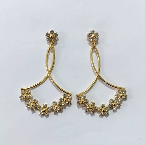 BRINCO FOLHEADO A OURO - BANHADO COM 5 MILÉSIMOS + VERNIZ DIAMOND - BRINCO DE PINO BASE FLOR COM ZIRCÔNIAS E LEQUE VAZADO COM ZIRCÔNIAS 40MM - OURO1442