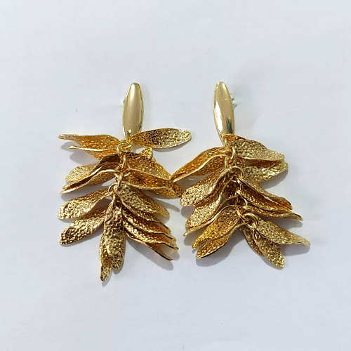 BRINCO FOLHEADO A OURO - BANHADO COM 5 MILÉSIMOS + VERNIZ DIAMOND - BRINCO DE PINO BASE OVAL E FOLHAS 30MM - OURO1444