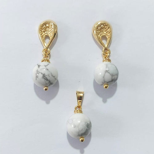 CONJUNTO FOLHEADO A OURO - BANHADO COM 5 MILÉSIMOS + VERNIZ DIAMOND - CONJUNTO (SEM CORRENTE) COM BRINCOS DE PINO E PINGENTE EM PEDRA NATURAL 10MM - OURO1452