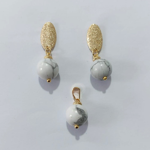 CONJUNTO FOLHEADO A OURO - BANHADO COM 5 MILÉSIMOS + VERNIZ DIAMOND - CONJUNTO (SEM CORRENTE) COM BRINCOS DE PINO E PINGENTE EM PEDRA NATURAL 10MM - OURO1453