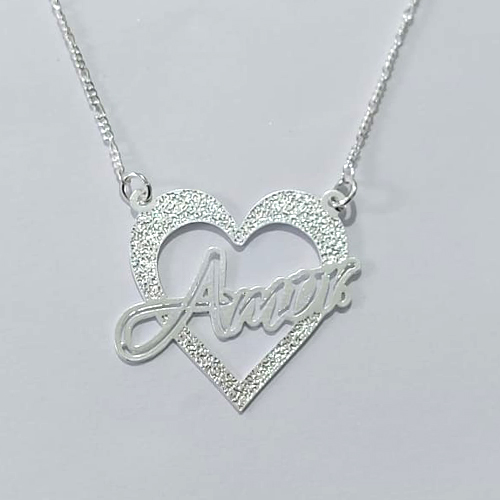 GARGANTILHA FOLHEADA A PRATA COM 50 MILÉSIMOS + VERNIZ DIAMOND - GARGANTILHA 45CM COM PINGENTE CORAÇÃO VAZADO COM PALAVRA AMOR 26MM - PRA1073