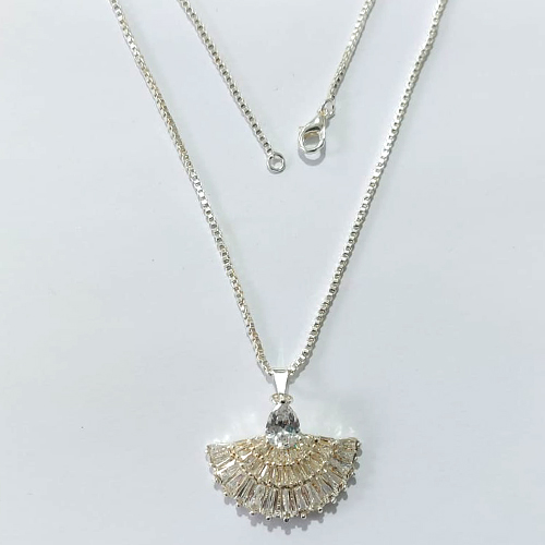 GARGANTILHA FOLHEADA A PRATA COM 50 MILÉSIMOS + VERNIZ DIAMOND - GARGANTILHA 45CM COM PINGENTE LEQUE COM ZIRCÔNIAS 28MM - PRA1074