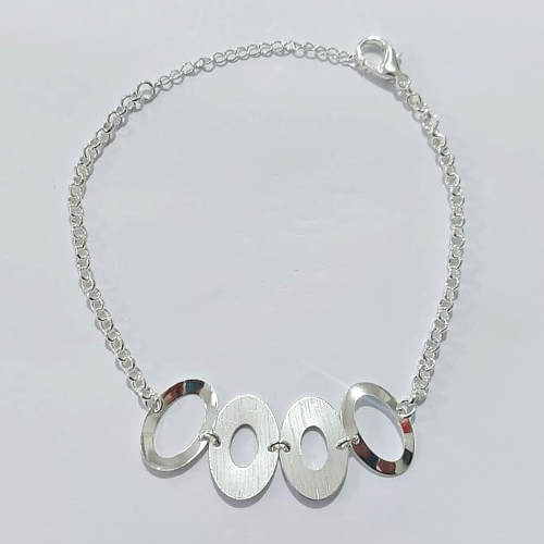 PULSEIRA FOLHEADA A PRATA COM 50 MILÉSIMOS + VERNIZ DIAMOND - PULSEIRA COM ELEMENTOS VAZADOS - TAM: 19CM + EXTENSOR - PRA1083