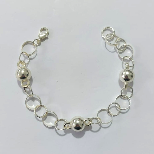 PULSEIRA FOLHEADA A PRATA COM 50 MILÉSIMOS + VERNIZ DIAMOND - PULSEIRA EM ELEMENTOS VAZADOS E ESFERAS - TAM: 18CM - PRA1085