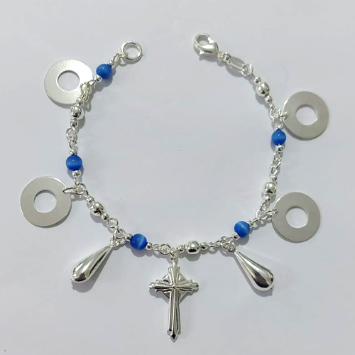 PULSEIRA FOLHEADA A PRATA COM 50 MILÉSIMOS + VERNIZ DIAMOND - PULSEIRA COM MIÇANGAS AZUIS E CRUCIFIXO - TAM: 19CM - PRA1094