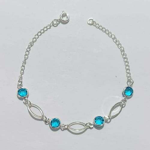 PULSEIRA FOLHEADA A PRATA COM 50 MILÉSIMOS + VERNIZ DIAMOND - PULSEIRA 18CM COM CRISTAIS AZUIS E ELEMENTOS VAZADOS - PRA1104