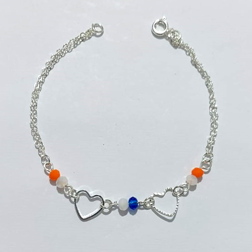 PULSEIRA FOLHEADA A PRATA COM 50 MILÉSIMOS + VERNIZ DIAMOND - PULSEIRA DUPLA 18CM COM MIÇANGAS E CORAÇÕES VAZADOS - PRA1110
