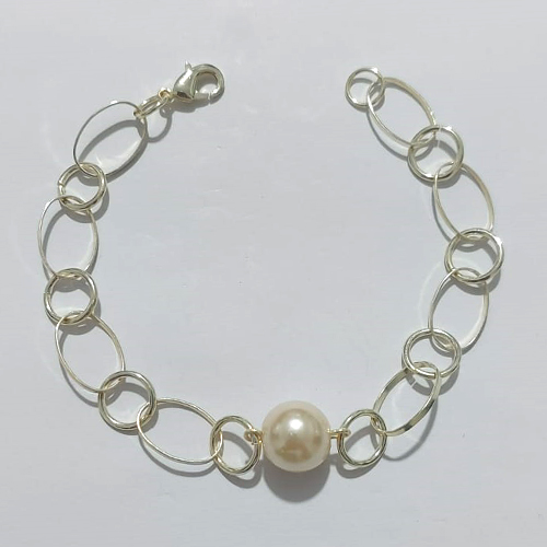 PULSEIRA FOLHEADA A PRATA COM 50 MILÉSIMOS + VERNIZ DIAMOND - PULSEIRA 19CM COM ELEMENTOS VAZADOS E PÉROLA - PRA1113