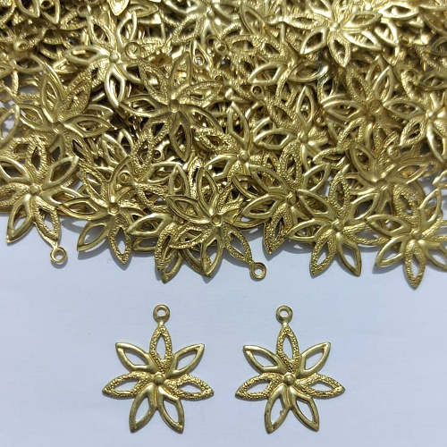 ACESSORIO NO BRUTO PRONTO PARA O BANHO - (V3172) (CX.96) FLOR VAZADA COM 1 ARGOLINHA 15MM - PESO 38GR - COMPOSIÇÃO 100% LATÃO - BRU27000