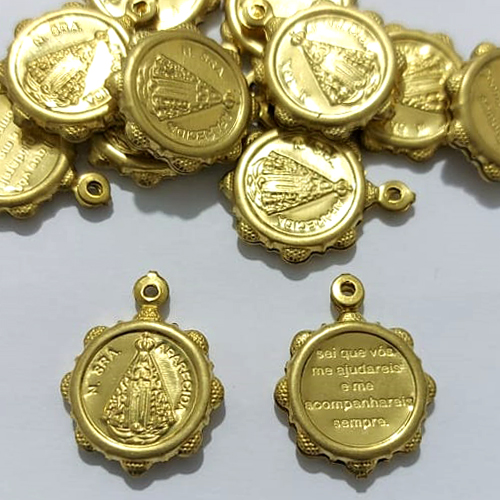 ACESSÓRIO NO BRUTO PRONTO PARA O BANHO - (3.524) MEDALHA DUPLA NOSSA SRA APARECIDA 15MM - PESO 0,6GR - COMPOSIÇÃO 100% LATÃO - BRU27008